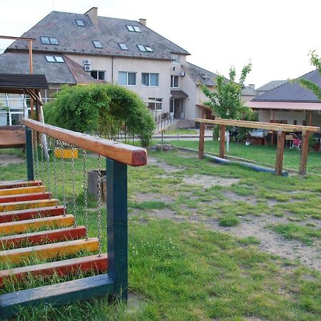 Guest House Uzhgorod Eksteriør bilde